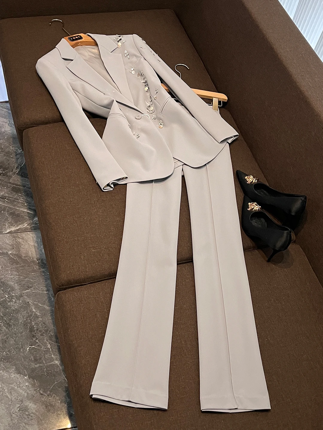 Женский костюм с длинными брюками Ele Busin, комплект из двух предметов, зима 2025 г., модный полиэстер, материал, возраст 25–35 лет
Женский костюм с длинными брюками Ele Busin, комплект из двух предметов, зима 2025 г., модный полиэстер, материал, возраст 25–35 лет