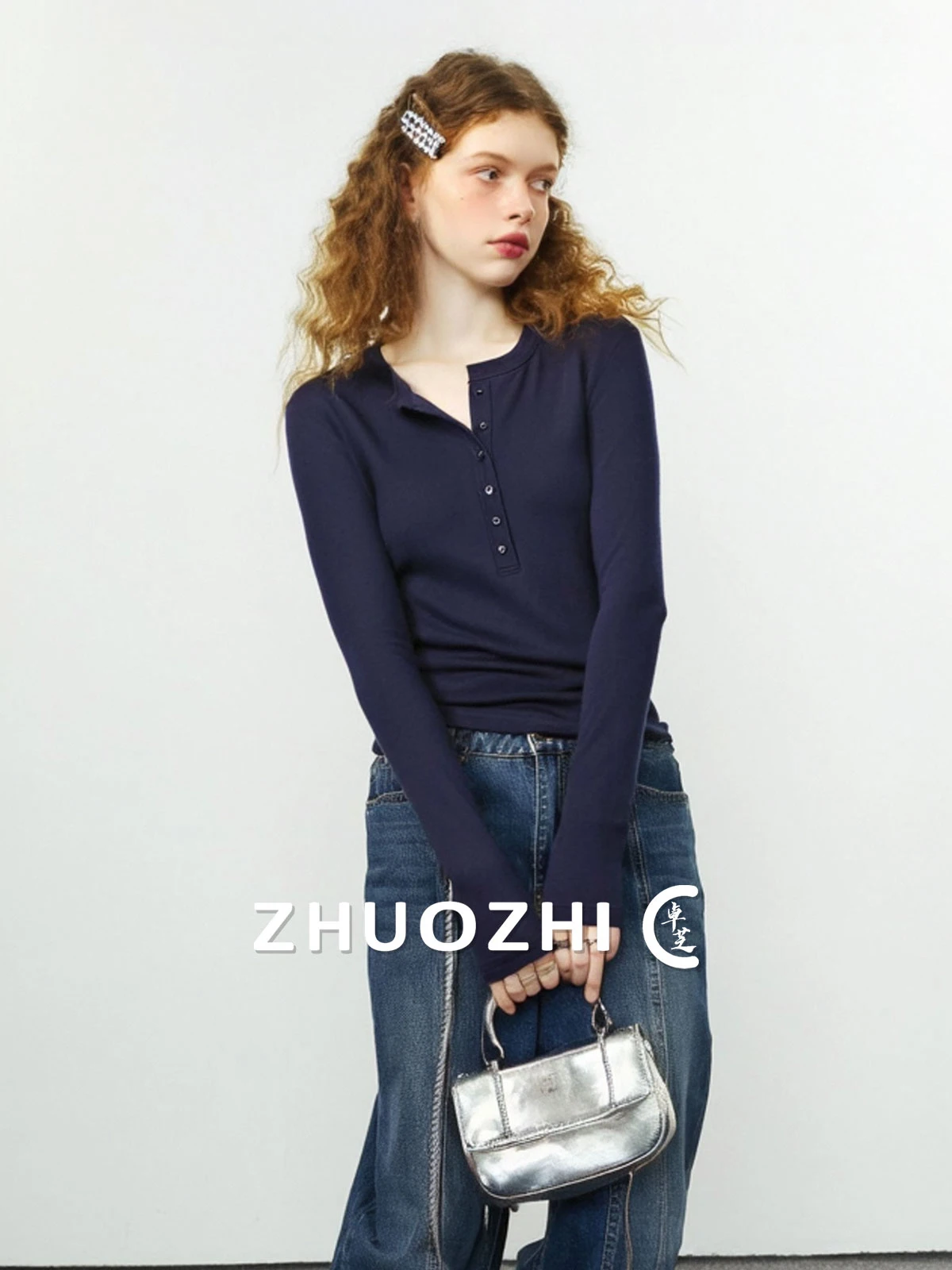 Женская футболка ZhuoZhi с длинным рукавом, на пуговицах, базовая модель, весна 2026, повседневный стиль, креативный узор, дизайн с низкой талией
Женская футболка ZhuoZhi с длинным рукавом, на пуговицах, базовая модель, весна 2026, повседневный стиль, креативный узор, дизайн с низкой талией