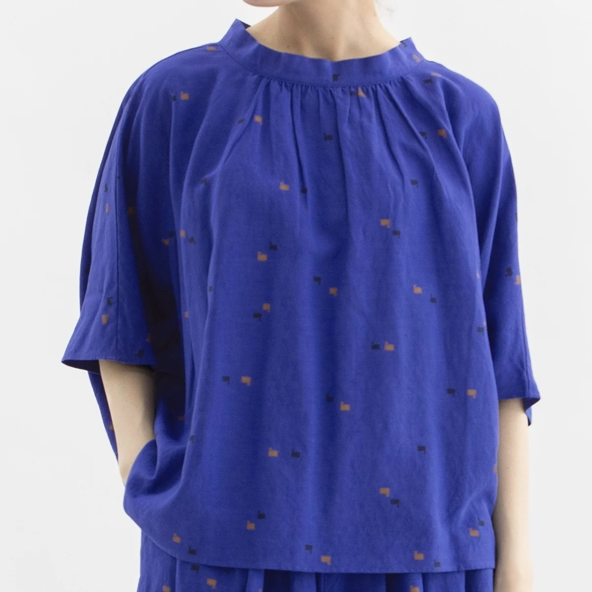 Swan Embroidery Short Sleeve Shirt Women's Loose Fit Breathable Cotton Summer Fashion Top Front Back Wear round Neck Design
Swan Embroidery Short Sleeve Shirt Women's Loose Fit Breathable Cotton Summer Fashion Top Front Back Wear round Neck Design
