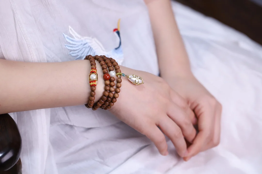 Indian old sandalwood necklace, bracelet dual-purpose, 6mm old sandalwood with exquisite pearl pendant, south red, pearls, etc.
Indian old sandalwood necklace, bracelet dual-purpose, 6mm old sandalwood with exquisite pearl pendant, south red, pearls, etc.