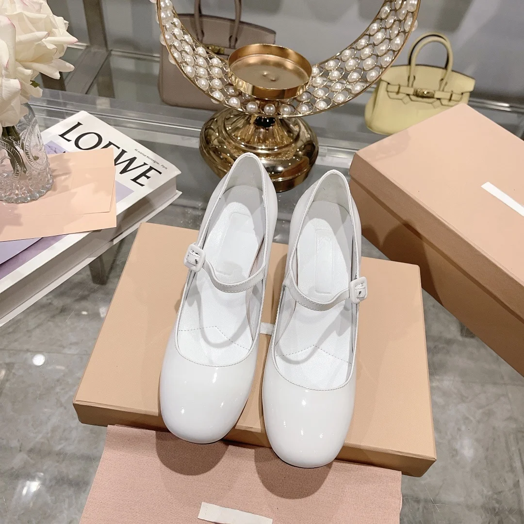 New Mary Jane heels for spring and summer 2023, easy to put on and take off, super long legs on the feet.
New Mary Jane heels for spring and summer 2023, easy to put on and take off, super long legs on the feet.