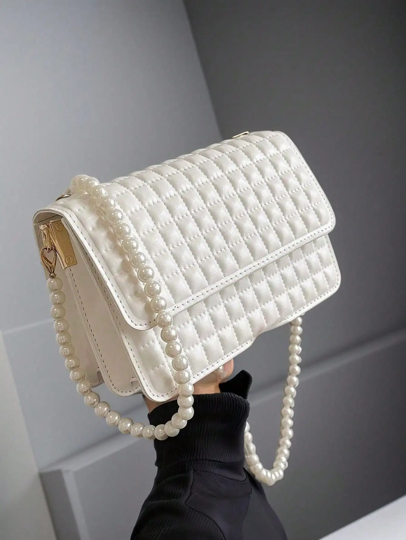 Белая стеганая мини-сумка кросс-боди из искусственной кожи с жемчужной цепочкой-ремешком
Белая стеганая мини-сумка кросс-боди из искусственной кожи с жемчужной цепочкой-ремешком