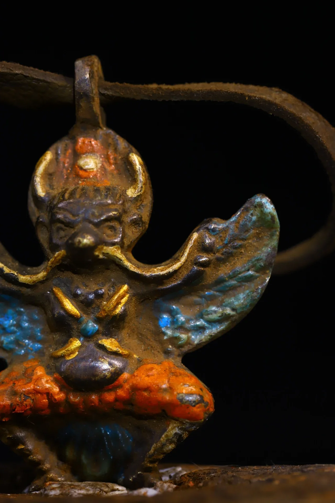 2"Tibetan Temple Collection Old Bronze Painted Garuda Dhwaja Buddha Card Pendant Amulet Dharma Town house Exorcism
2"Tibetan Temple Collection Old Bronze Painted Garuda Dhwaja Buddha Card Pendant Amulet Dharma Town house Exorcism