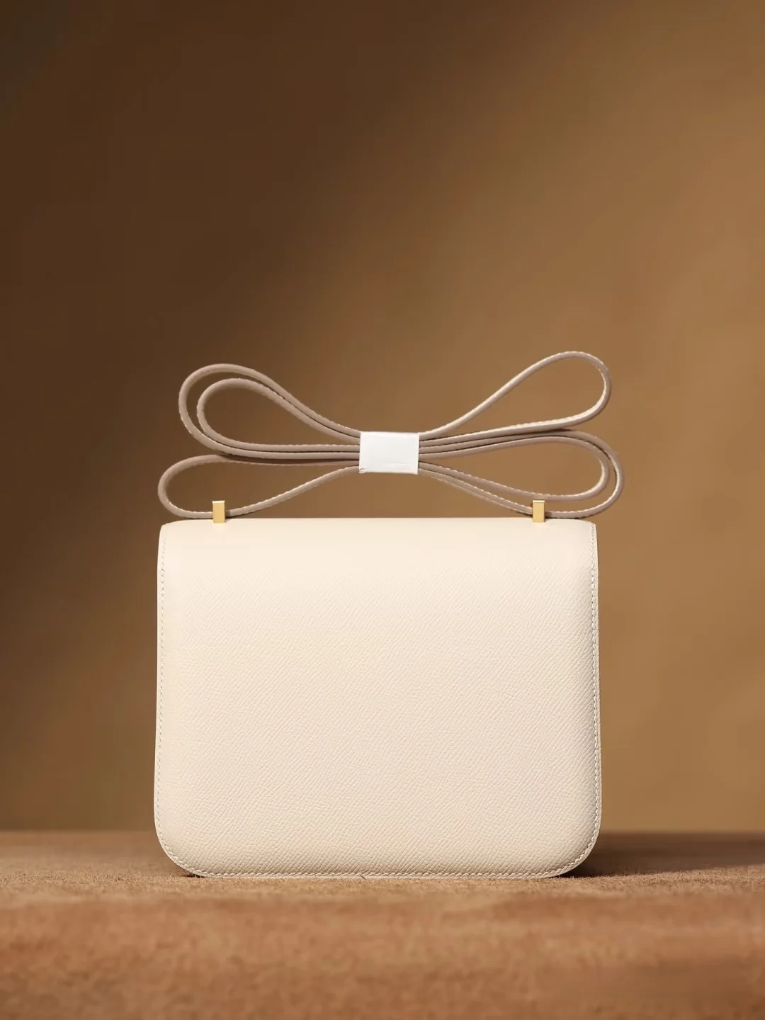 Faionable Handmade Leather H-Closed Women's oulder Crossbody Small Square Bag for Commuting And Casual Wear
Faionable Handmade Leather H-Closed Women's oulder Crossbody Small Square Bag for Commuting And Casual Wear