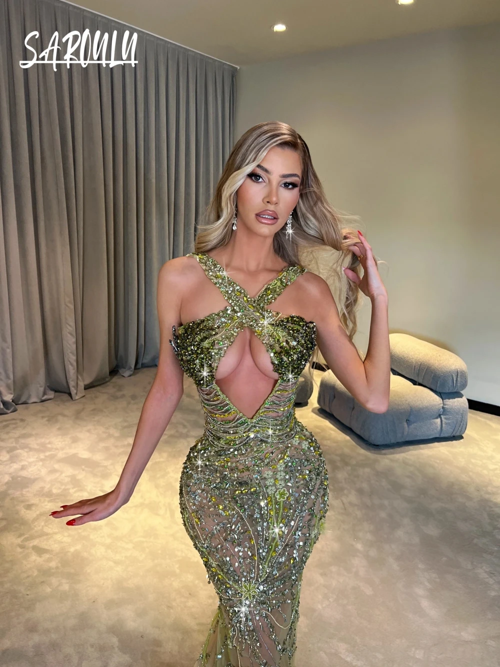 Stylish Green Cut Out Sexy Evening Dress Shiny Halter Beaded Sequined Mermaid Cocktail Wear Customized Celebrity Party Prom Gown
Stylish Green Cut Out Sexy Evening Dress Shiny Halter Beaded Sequined Mermaid Cocktail Wear Customized Celebrity Party Prom Gown