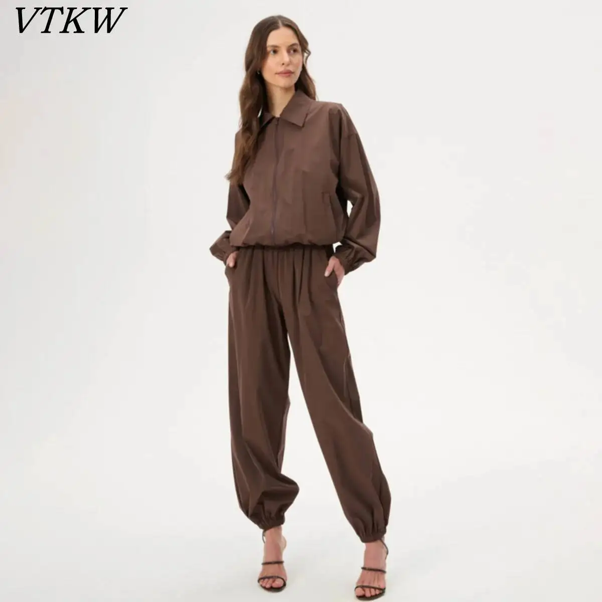 2026 New Women Lapel Collar Loose Shirt Jacket Elastic Cuff Jogger Pants Two Piece Multi Color Casual Office Streetwear Suit Set
2026 New Women Lapel Collar Loose Shirt Jacket Elastic Cuff Jogger Pants Two Piece Multi Color Casual Office Streetwear Suit Set