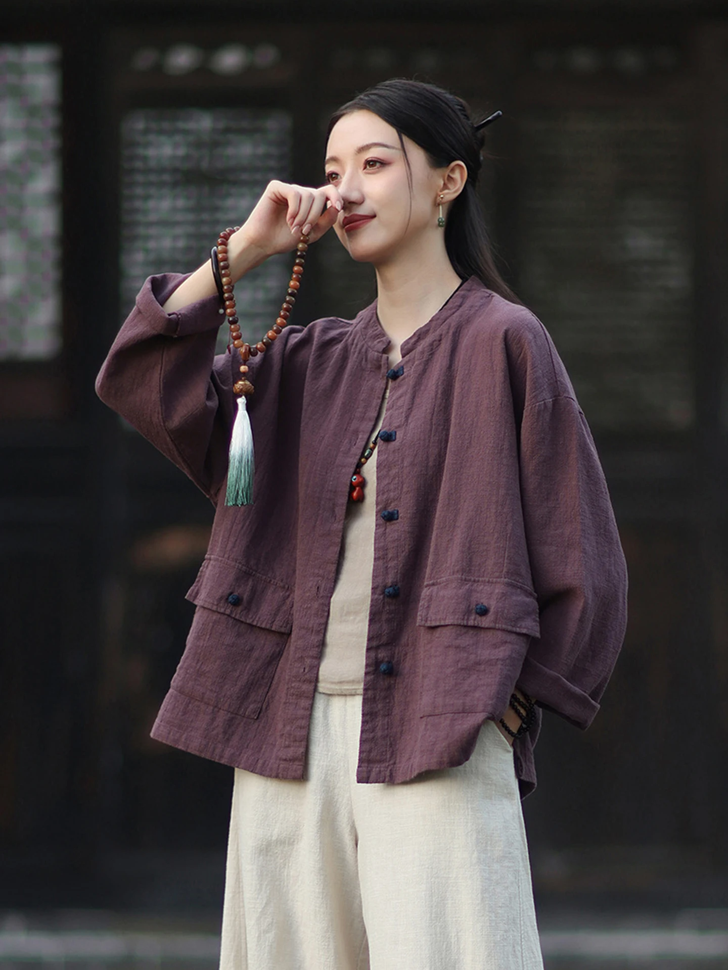 New Chinese Style Cotton Linen Button up Women's Outerwear Breathable High End Tussah Silk Simple Design Spring Fashion
New Chinese Style Cotton Linen Button up Women's Outerwear Breathable High End Tussah Silk Simple Design Spring Fashion