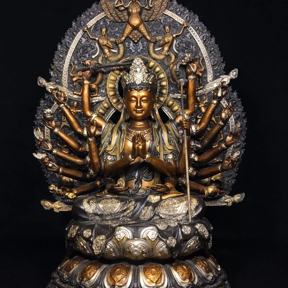 Seiko pure copper painted Zhunti Bodhisattva is 29cm wide, 3.5cm high, 20cm thick and weighs about 5.7kg.
Seiko pure copper painted Zhunti Bodhisattva is 29cm wide, 3.5cm high, 20cm thick and weighs about 5.7kg.