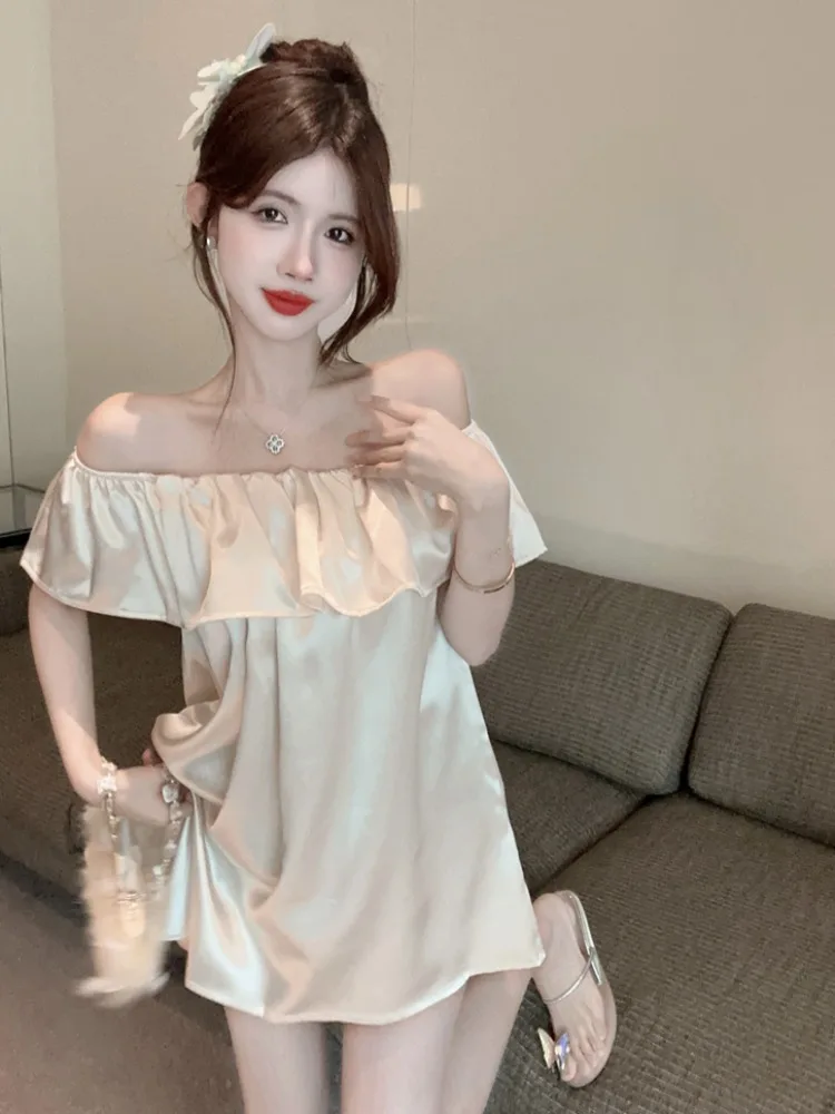 Elegant Satin Shirt Women's Summer Pure Desire Sweet Spicy One-Shoulder Top Beautiful Lace Trim Blouse Chic And Stylish
Elegant Satin Shirt Women's Summer Pure Desire Sweet Spicy One-Shoulder Top Beautiful Lace Trim Blouse Chic And Stylish