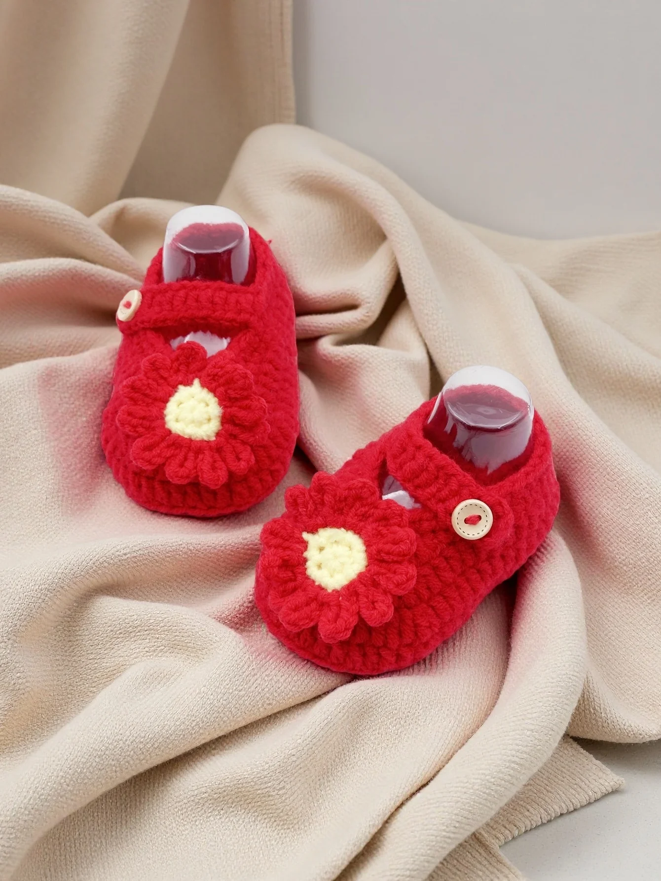 1 пара детских пинетков ручной работы, красные вязаные крючком тапочки в стиле Мэри Джейн с цветочной деталей и застежкой на пуговицы, детская обувь
1 пара детских пинетков ручной работы, красные вязаные крючком тапочки в стиле Мэри Джейн с цветочной деталей и застежкой на пуговицы, детская обувь