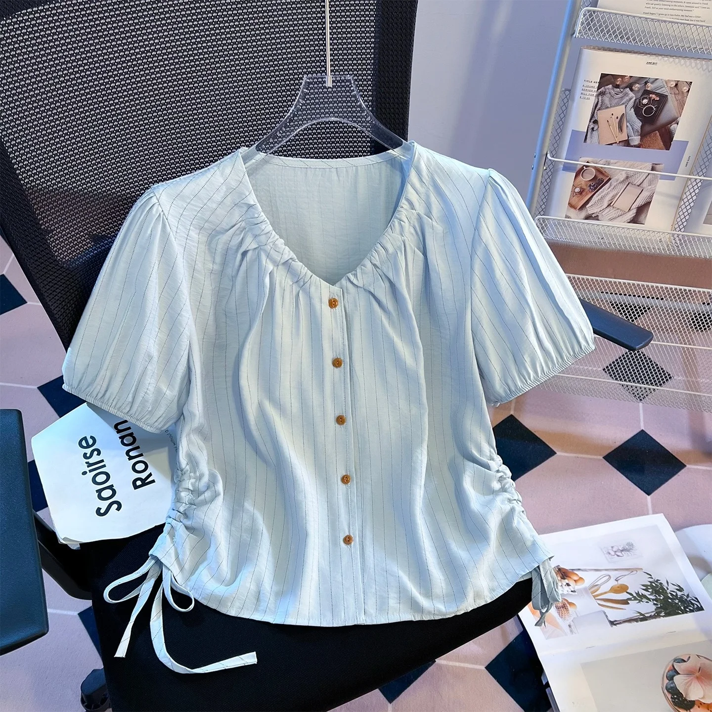 Blue Short Sleeve Shirt Women's Summer New Style Side Drawstring Button Short V-neck Bubble Sleeve Top Fashionable Casual Wear
Blue Short Sleeve Shirt Women's Summer New Style Side Drawstring Button Short V-neck Bubble Sleeve Top Fashionable Casual Wear