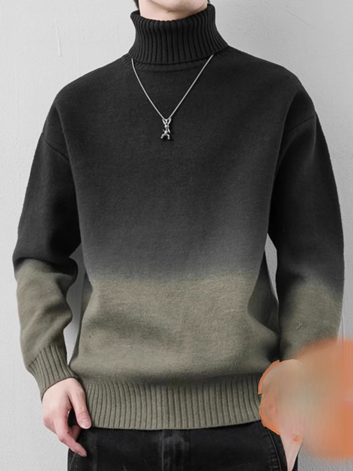 Зимний утепленный вязаный свитер с высоким воротником для мужчин, модный брендовый свитер с градиентной расцветкой, свободный крой, цельный дизайн
Зимний утепленный вязаный свитер с высоким воротником для мужчин, модный брендовый свитер с градиентной расцветкой, свободный крой, цельный дизайн