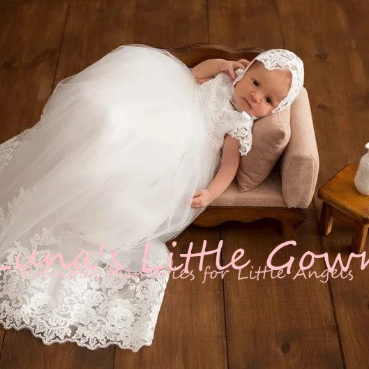 White Short Sleeve Floral Lace Long Tulle Train Baby Baptism Christening Gown With Matching Bonnet Customized
White Short Sleeve Floral Lace Long Tulle Train Baby Baptism Christening Gown With Matching Bonnet Customized