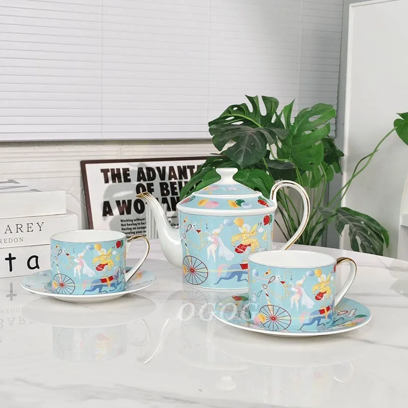 Кофейный сервиз из костяного фарфора, английский сервиз для послеобеденного чая с одним горшком, двумя чашками и блюдцем для классической чайной церемонии
Кофейный сервиз из костяного фарфора, английский сервиз для послеобеденного чая с одним горшком, двумя чашками и блюдцем для классической чайной церемонии