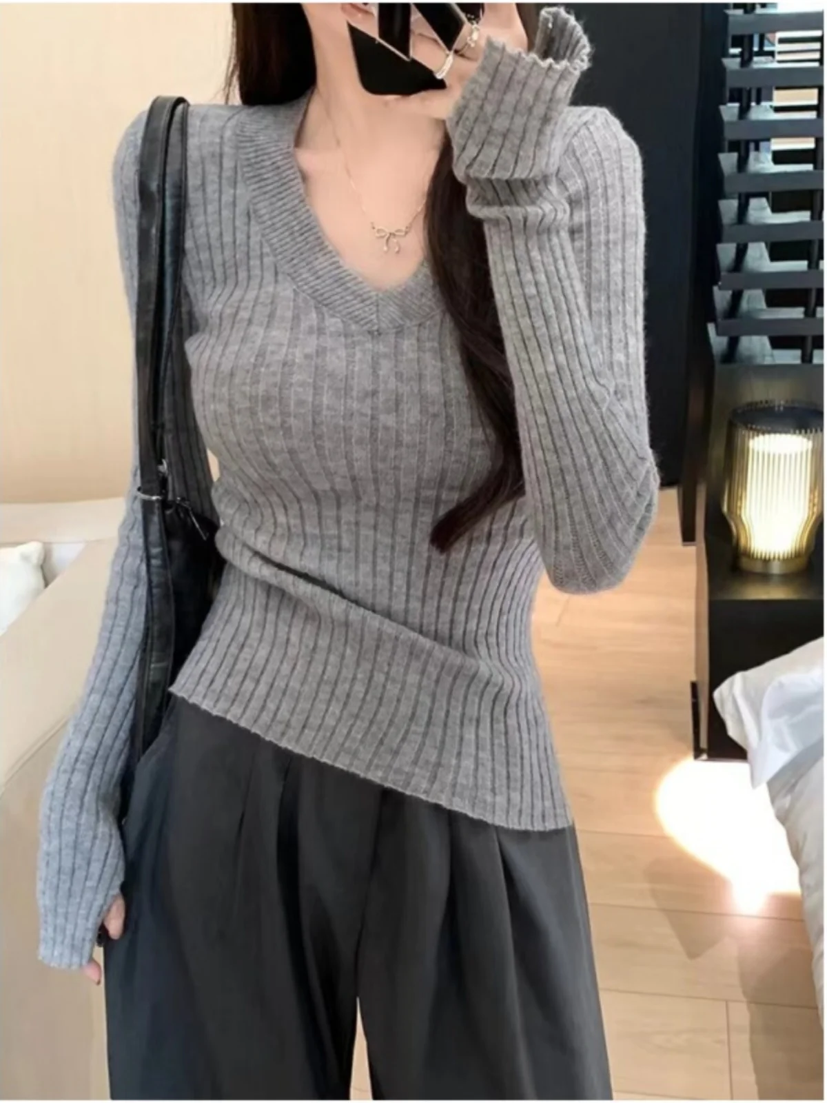 Gray V-Neck Long Sleeve Knitted Slimming Base Shirt Korean Style Fashionable Commute Wind Regular Fit Base Layer Top
Gray V-Neck Long Sleeve Knitted Slimming Base Shirt Korean Style Fashionable Commute Wind Regular Fit Base Layer Top