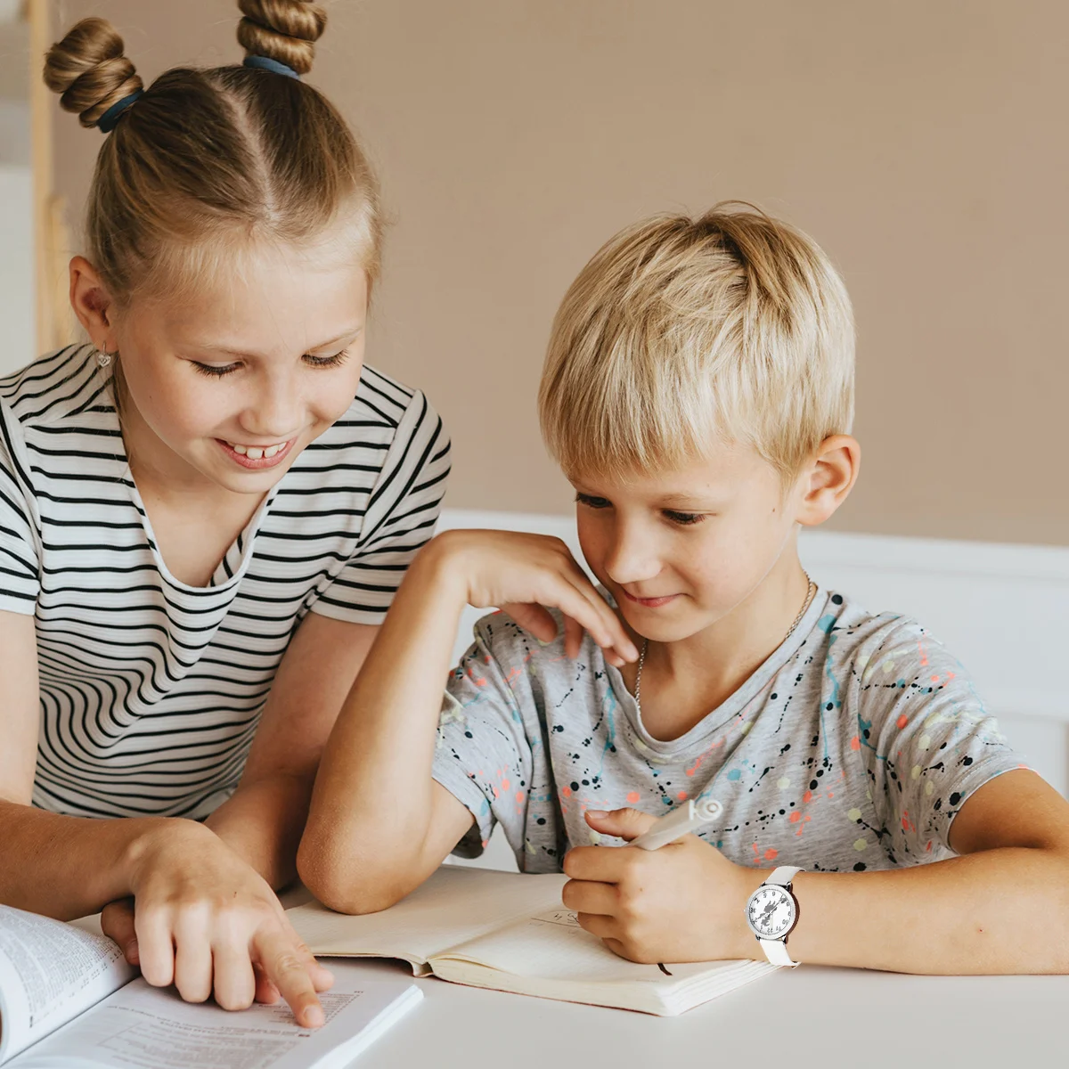 Светящиеся в темноте часы с узором ведьмы, легкий подарок на Хэллоуин для кварцевых часов
Светящиеся в темноте часы с узором ведьмы, легкий подарок на Хэллоуин для кварцевых часов