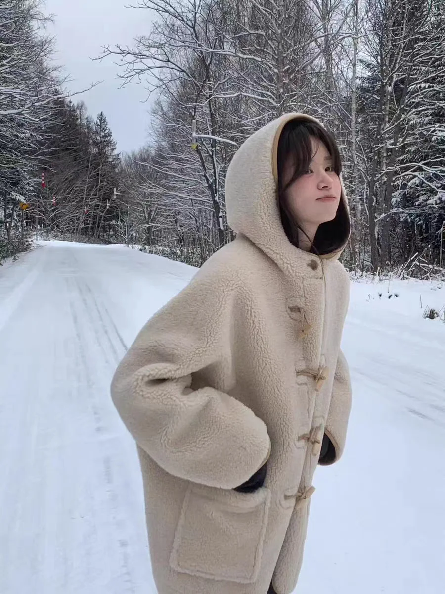 Зимнее пальто 2025: Свободный крой, капюшон, мех, кожа, декор на пуговицах, теплое, с длинными рукавами, прямой подол, модная верхняя одежда для взрослых
Зимнее пальто 2025: Свободный крой, капюшон, мех, кожа, декор на пуговицах, теплое, с длинными рукавами, прямой подол, модная верхняя одежда для взрослых