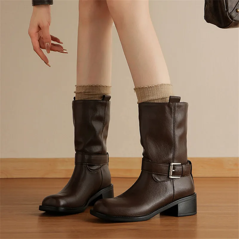 Новые осенне-зимние женские ботинки из спилка, туфли с круглым носком для женщин, модные ботинки, ботинки до середины икры на массивном каблуке, ботинки в стиле вестерн
Новые осенне-зимние женские ботинки из спилка, туфли с круглым носком для женщин, модные ботинки, ботинки до середины икры на массивном каблуке, ботинки в стиле вестерн
