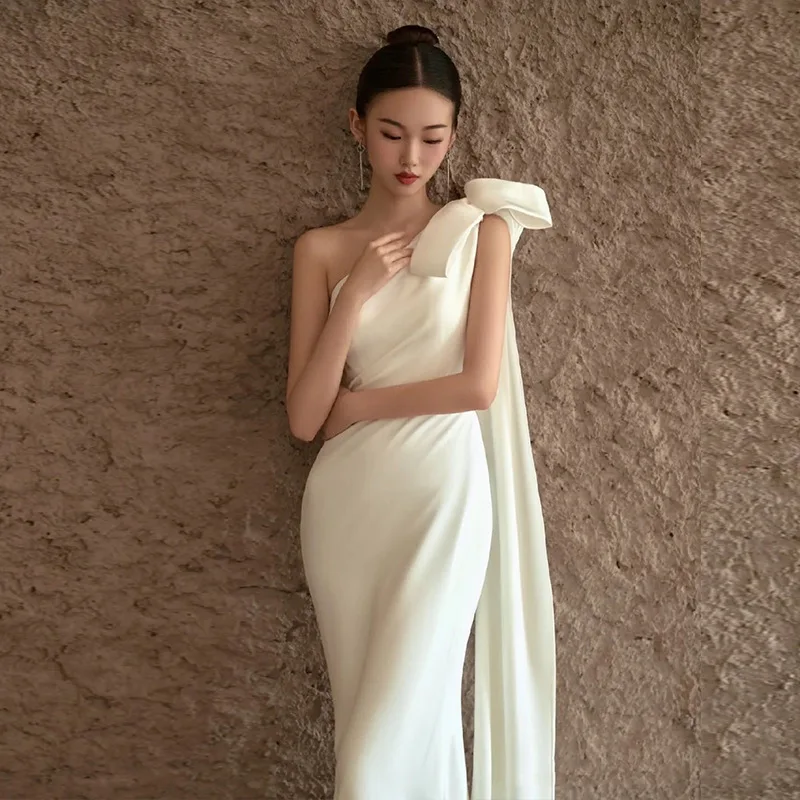 French Satin Single Shoulder Light Wedding Dress Bride's Simple Temperament Fishtail Exit Yarn Small Trailing Dress Customized
French Satin Single Shoulder Light Wedding Dress Bride's Simple Temperament Fishtail Exit Yarn Small Trailing Dress Customized