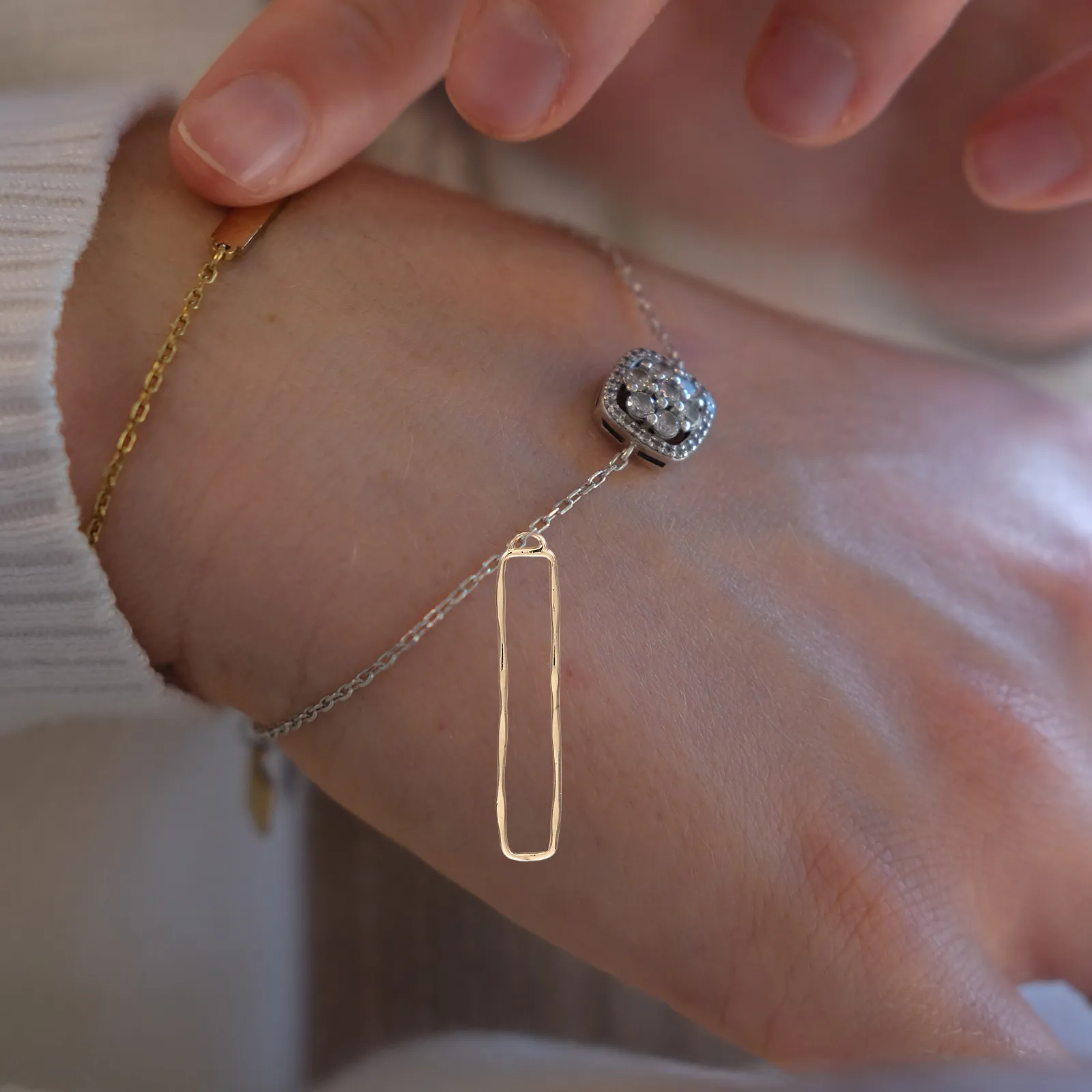 4Pcs Geometric Hollow Frame Pendants Sleek Rectangle Gold Plated Bezel Charms for DIY Necklace Earring Choker Resin Jewelry
4Pcs Geometric Hollow Frame Pendants Sleek Rectangle Gold Plated Bezel Charms for DIY Necklace Earring Choker Resin Jewelry
