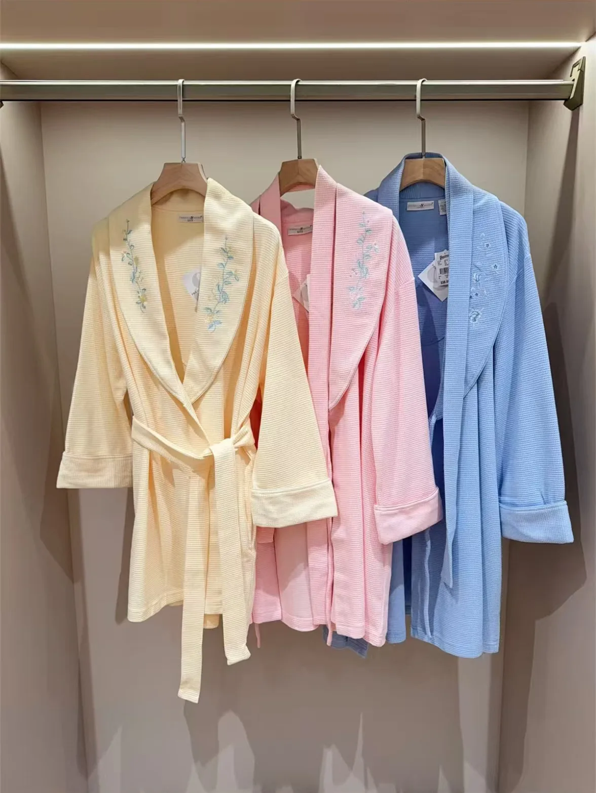 Elegant Embroidered Cotton Blend Loungewear Robe Women's Loose Fit Home Clothes Bath Robe Comfortable Sleepwear Spring Season
Elegant Embroidered Cotton Blend Loungewear Robe Women's Loose Fit Home Clothes Bath Robe Comfortable Sleepwear Spring Season