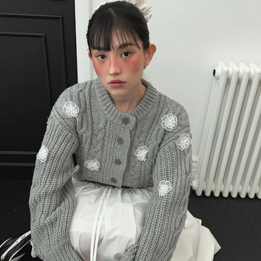 Retro Contrast Color Knitted Sweater Jacket Women's Winter New Heavyweight Floral Pattern Open Cardigan Loose Fit Fake Two-Piece
Retro Contrast Color Knitted Sweater Jacket Women's Winter New Heavyweight Floral Pattern Open Cardigan Loose Fit Fake Two-Piece