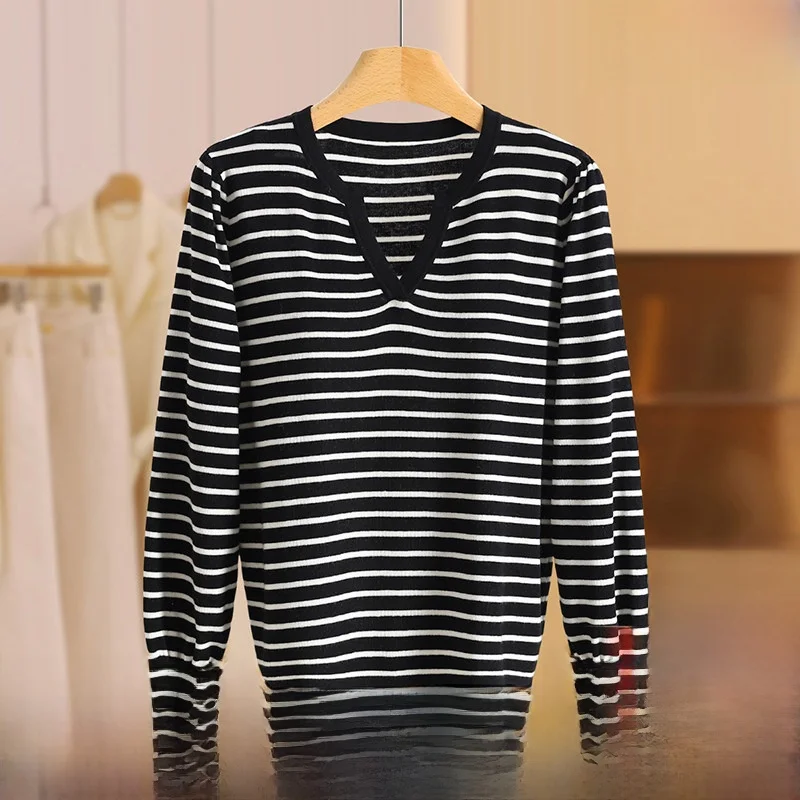 Модный полосатый свитер с V-образным вырезом в корейском стиле, зимняя женская одежда, удобный топ из смесовой ткани (полиэстер и шерсть) с длинными рукавами
Модный полосатый свитер с V-образным вырезом в корейском стиле, зимняя женская одежда, удобный топ из смесовой ткани (полиэстер и шерсть) с длинными рукавами