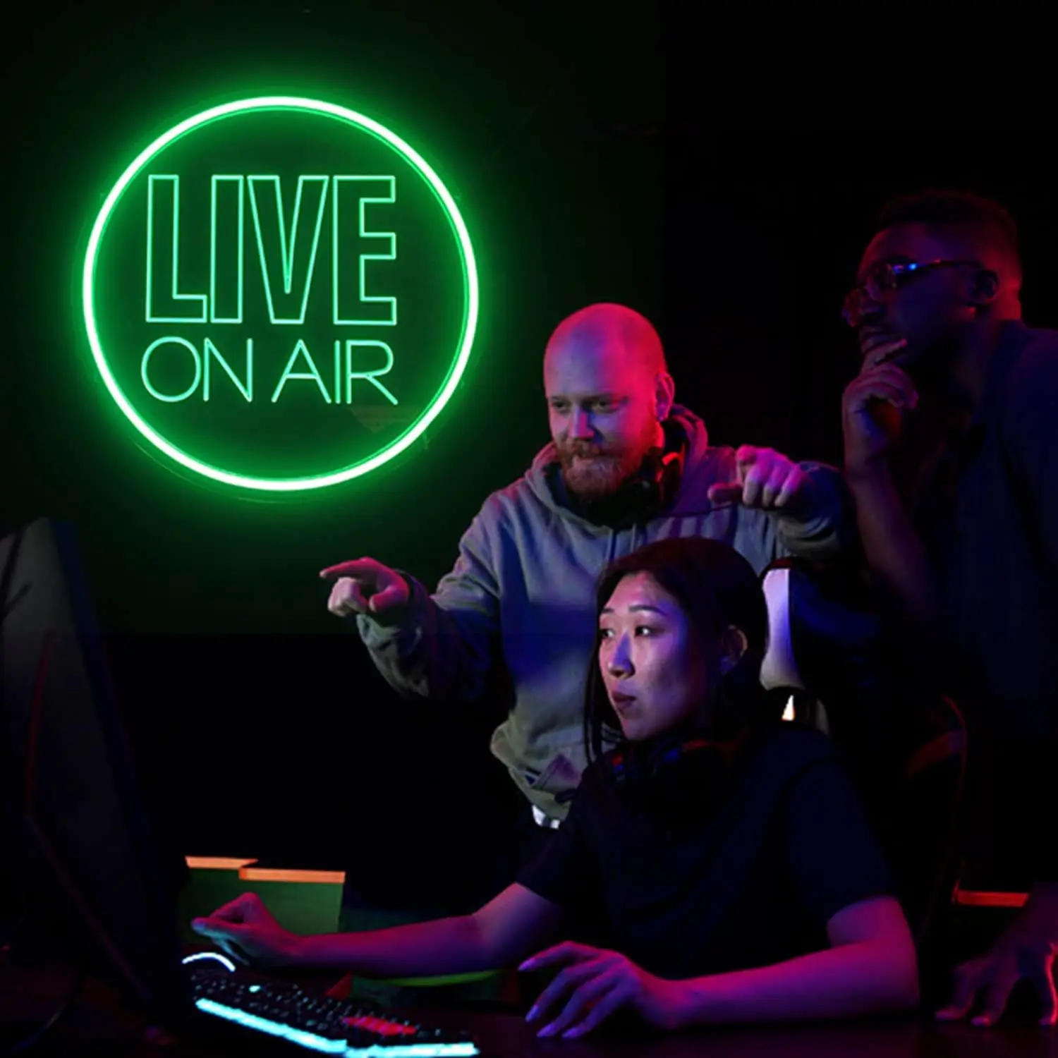 Светодиодная неоновая вывеска Live On Air с USB-питанием, регулируемая по яркости, ручной работы, для TikTok, Twitch, стримеров, геймеров, декора игровой комнаты или студии.
Светодиодная неоновая вывеска Live On Air с USB-питанием, регулируемая по яркости, ручной работы, для TikTok, Twitch, стримеров, геймеров, декора игровой комнаты или студии.