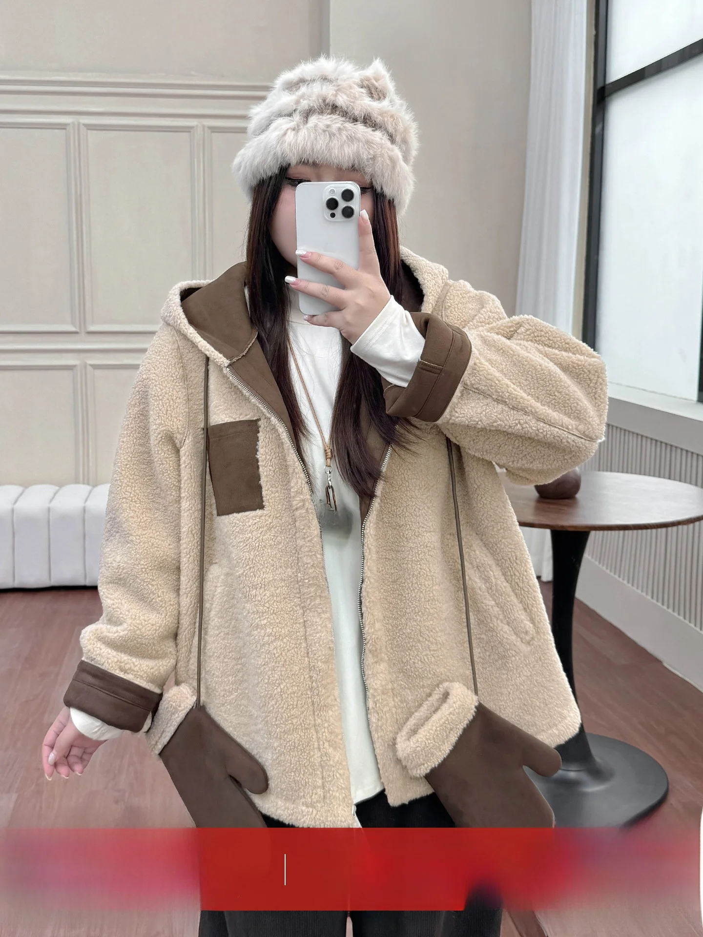 Женское мягкое пальто из овечьего меха большого размера, перчатки, комплект из двух предметов с капюшоном, теплый и слэ для зимнего сезона, корейский свободный крой
Женское мягкое пальто из овечьего меха большого размера, перчатки, комплект из двух предметов с капюшоном, теплый и слэ для зимнего сезона, корейский свободный крой