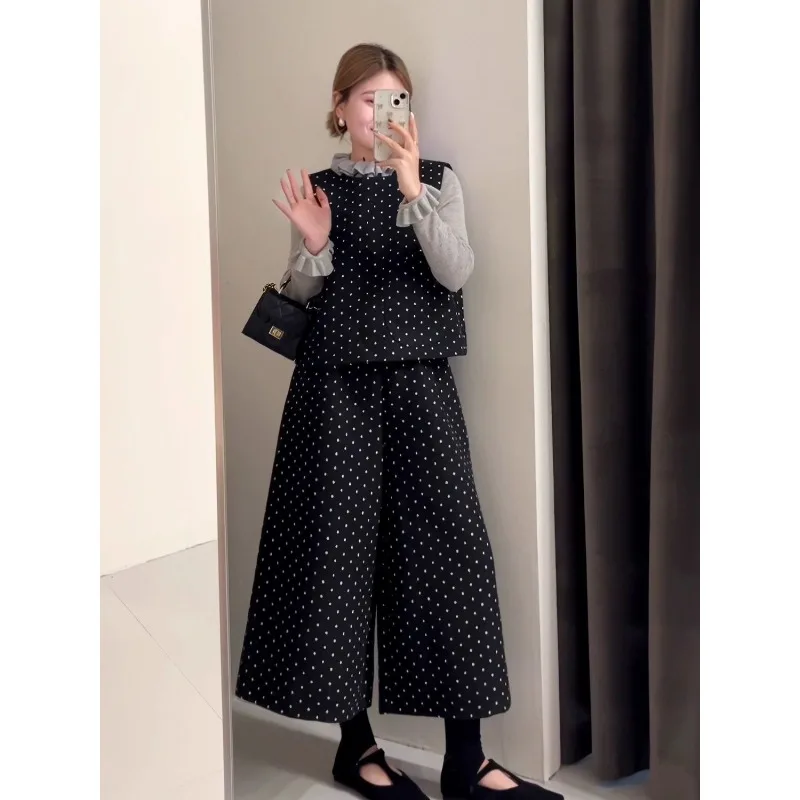 Black Retro Polka Dot Suit Women's Autumn and Winter 2025 Design Sense Vest Wide Leg Nine-point Pants Two-piece Set
Black Retro Polka Dot Suit Women's Autumn and Winter 2025 Design Sense Vest Wide Leg Nine-point Pants Two-piece Set