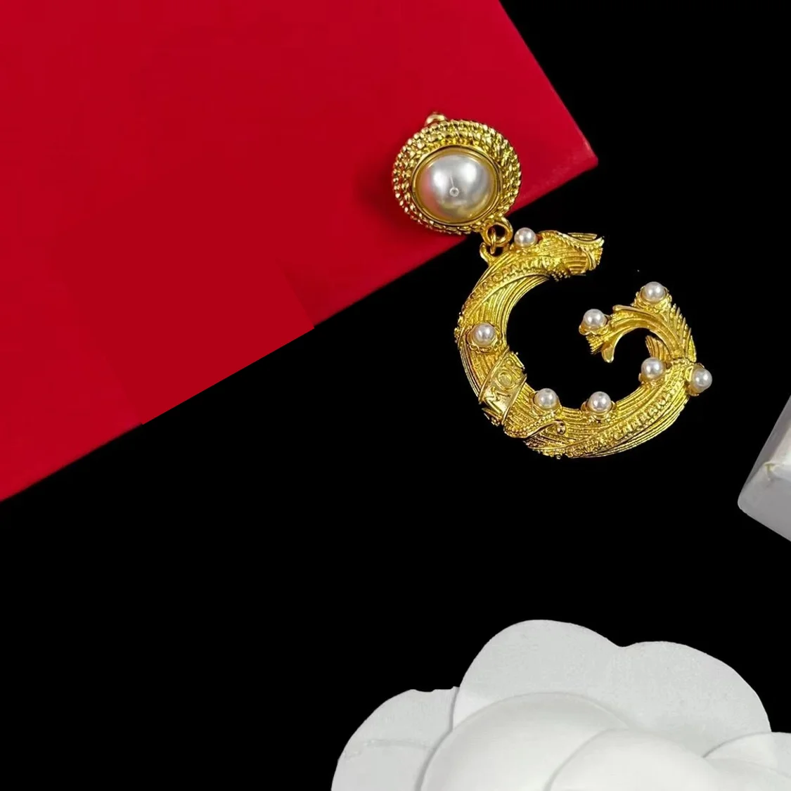 New Classic Vintage Earrings Letter G Pearl Alloy Stereoscopic Single only Earrings Fashion Jewelry
New Classic Vintage Earrings Letter G Pearl Alloy Stereoscopic Single only Earrings Fashion Jewelry