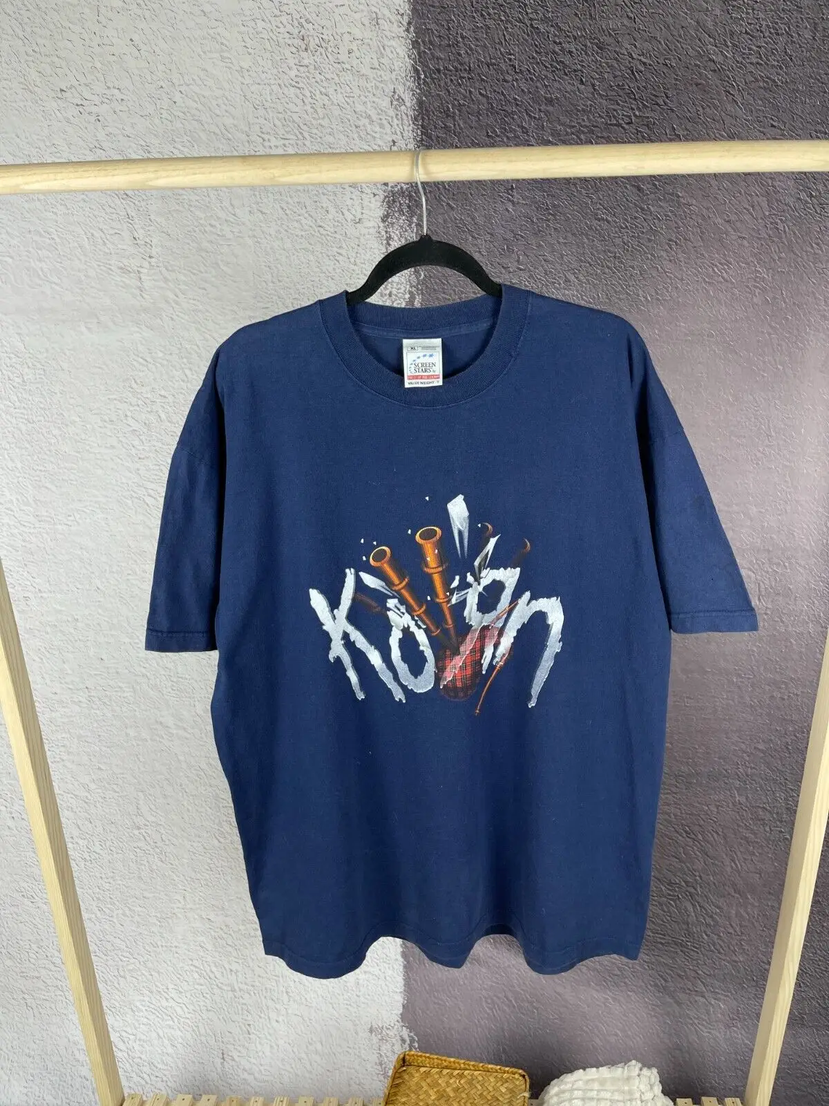 Винтажная промо-футболка 2000 Korn с металлическим ремешком и звездами для экрана Pen15
Винтажная промо-футболка 2000 Korn с металлическим ремешком и звездами для экрана Pen15