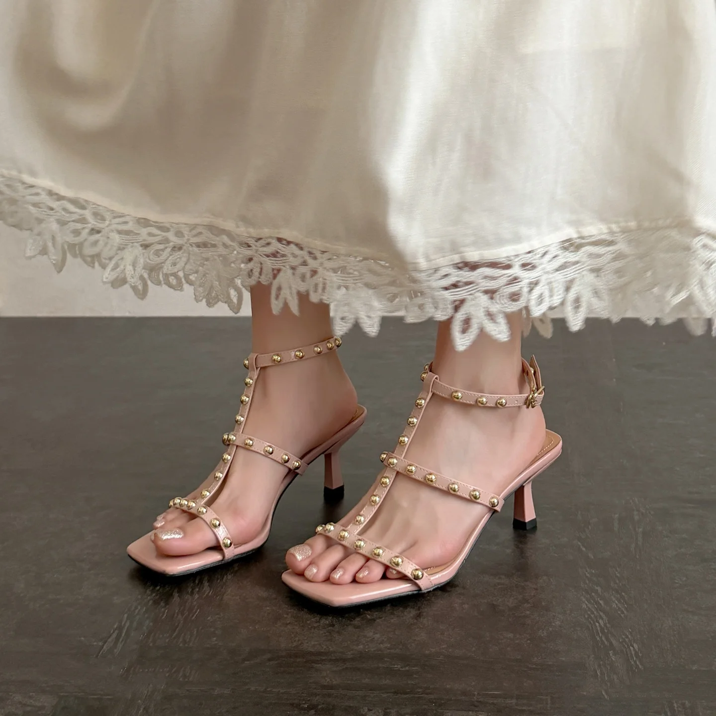 Genuine Leather Sheepskin Patent Leather Women's Sandals, Classic Metal Rivet Summer Women Shoes
Genuine Leather Sheepskin Patent Leather Women's Sandals, Classic Metal Rivet Summer Women Shoes