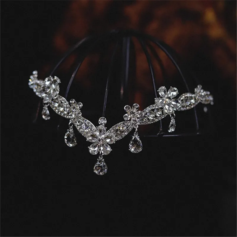 CC Wedding Hairbands Women Accessories Bridal Headpiece Engagement Hairwear Flower Shape Crystal Crowns and Tiaras Patry AN091
CC Wedding Hairbands Women Accessories Bridal Headpiece Engagement Hairwear Flower Shape Crystal Crowns and Tiaras Patry AN091