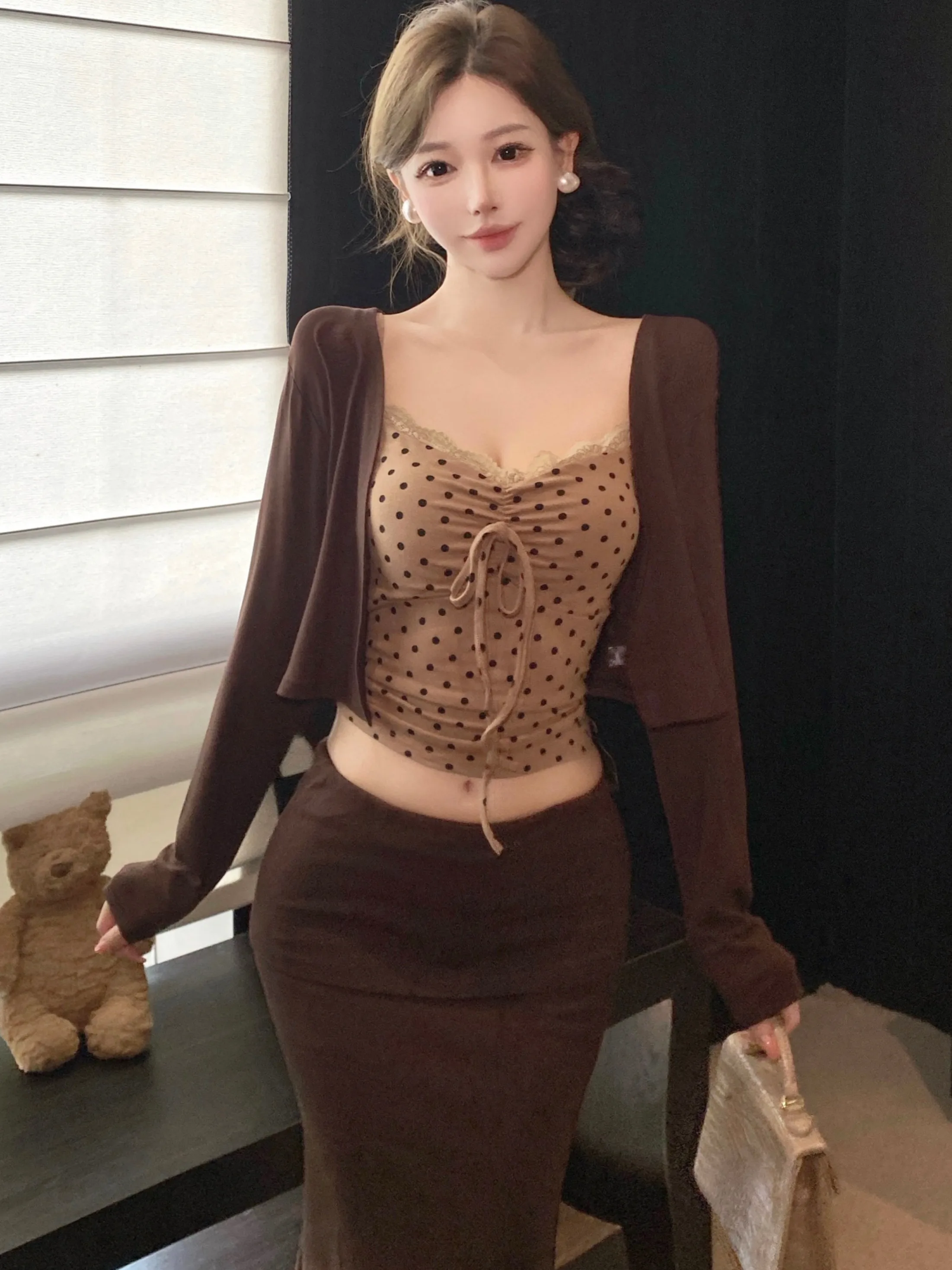 Сексуальный комплект из топа на бретелях в горошек и футболки для женщин, облегающий, в стиле Pure Desire, осенняя новинка, повседневная одежда
Сексуальный комплект из топа на бретелях в горошек и футболки для женщин, облегающий, в стиле Pure Desire, осенняя новинка, повседневная одежда