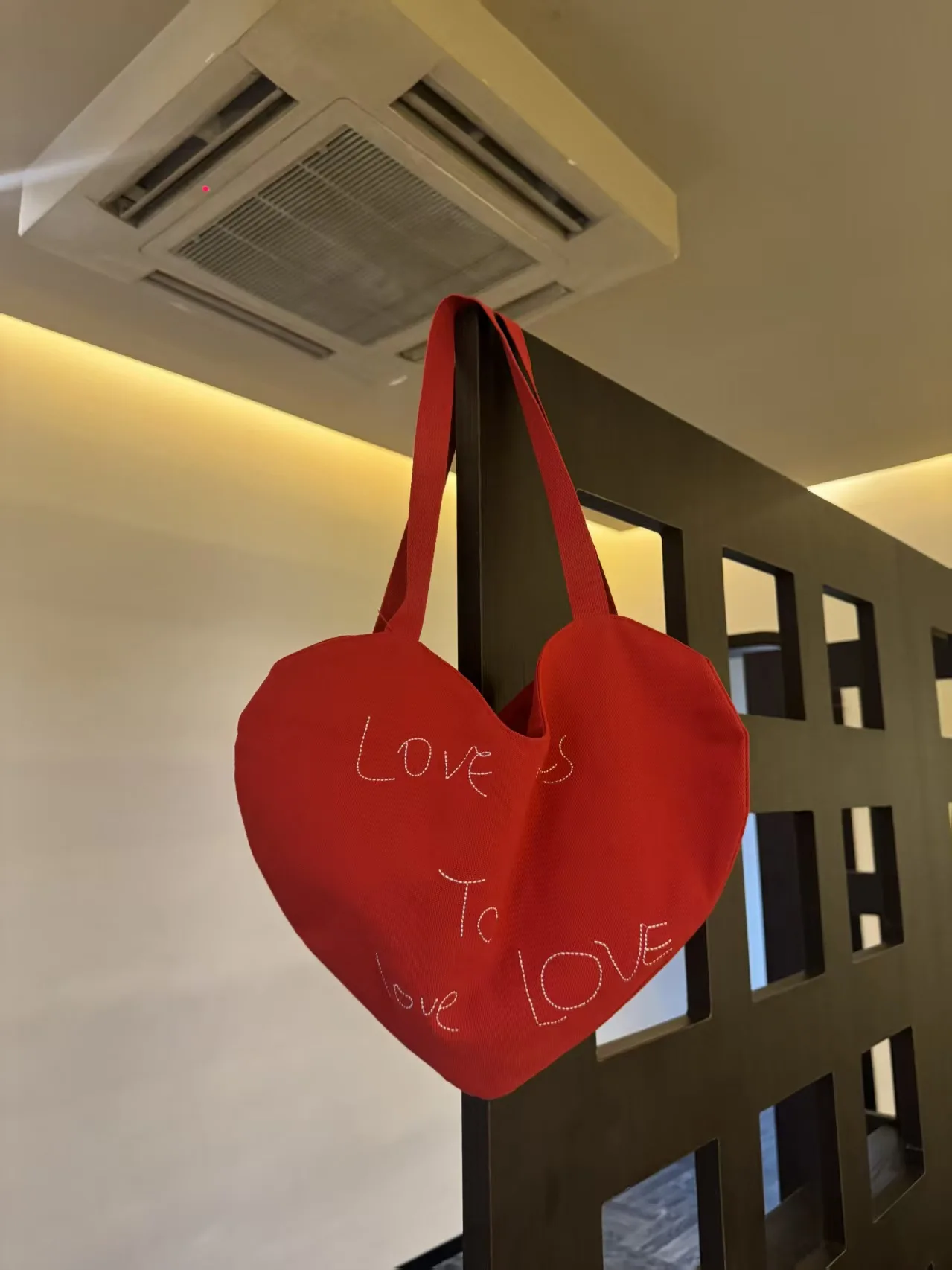 2025 New Spring Summer Unique Engli Embroidery Canvas oulder Bag Heart Love Red Bag Casual Tote Bag Cotton Material
2025 New Spring Summer Unique Engli Embroidery Canvas oulder Bag Heart Love Red Bag Casual Tote Bag Cotton Material