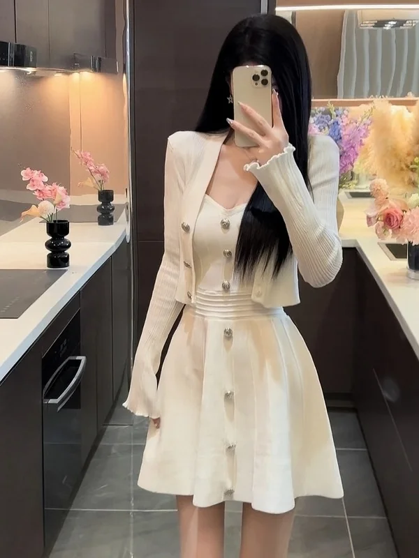 Fashionable Knitted Dress And Cardigan Set for Women Long Sleeve V-Neck Slim Fit Style Early Autumn Wear for Adults
Fashionable Knitted Dress And Cardigan Set for Women Long Sleeve V-Neck Slim Fit Style Early Autumn Wear for Adults