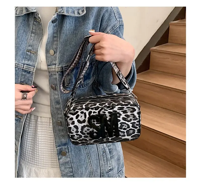 2025 New Women's Leopard Print Small Square Messenger Bag with Zipper, PU Material - Casual Companion for Shopping and Travel
2025 New Women's Leopard Print Small Square Messenger Bag with Zipper, PU Material - Casual Companion for Shopping and Travel