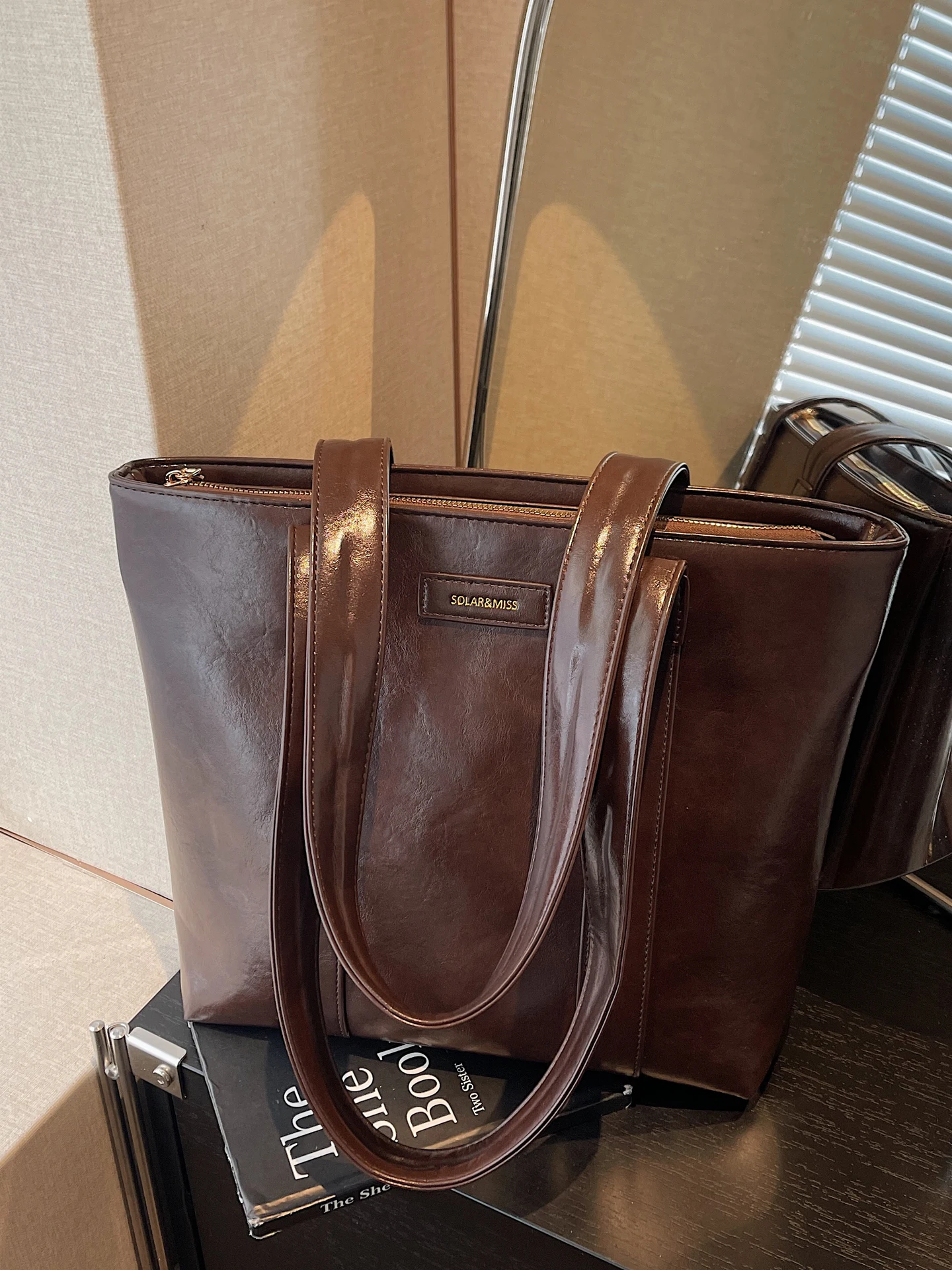 Корейская повседневная сумка-тоут большой вместимости, модная универсальная сумка через плечо, простая дизайнерская сумка из полиэстера
Корейская повседневная сумка-тоут большой вместимости, модная универсальная сумка через плечо, простая дизайнерская сумка из полиэстера