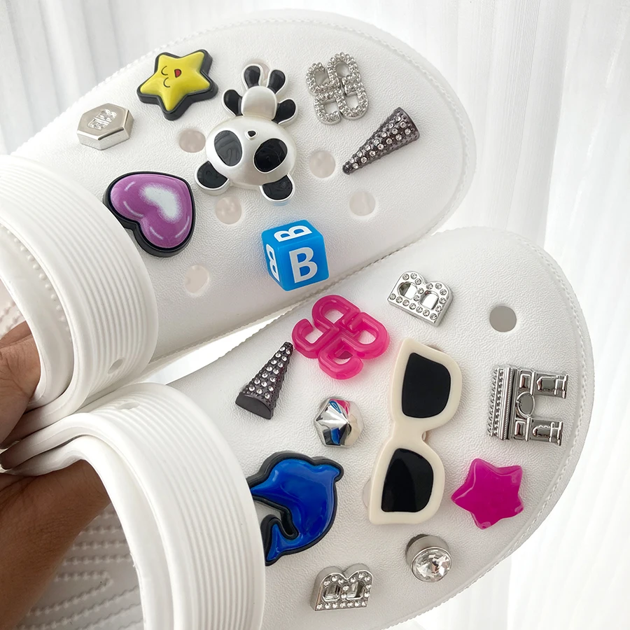 17pcs Fun Panda Holiday Detachable Shoes Decorations Charms Pins Suitable For Clogs Bag Hat Party Gift Idea
17pcs Fun Panda Holiday Detachable Shoes Decorations Charms Pins Suitable For Clogs Bag Hat Party Gift Idea