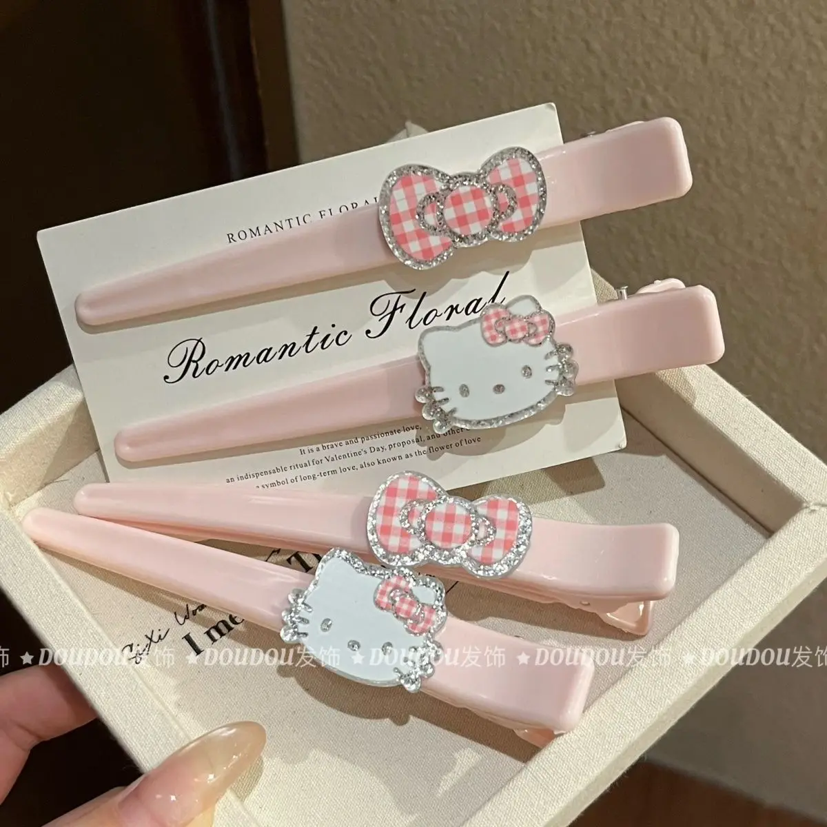 Милая заколка для волос Hello Kitty с боковым креплением, безупречная, в форме сердца, с блестками, в виде кошачьего клюва, аксессуар для макияжа, подарок
Милая заколка для волос Hello Kitty с боковым креплением, безупречная, в форме сердца, с блестками, в виде кошачьего клюва, аксессуар для макияжа, подарок