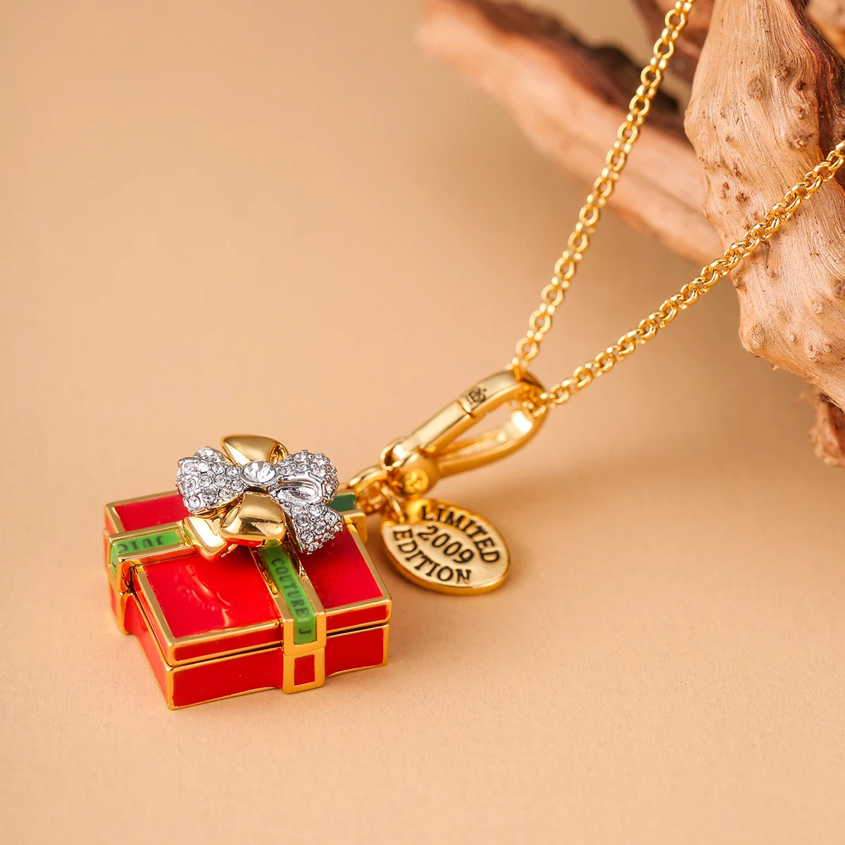 1Pc Enameled Christmas Gift Box Pendant,Openable Christmas Diamond-encrusted Bow Necklace Charm,Party Jewelry Keychain Gifts
1Pc Enameled Christmas Gift Box Pendant,Openable Christmas Diamond-encrusted Bow Necklace Charm,Party Jewelry Keychain Gifts