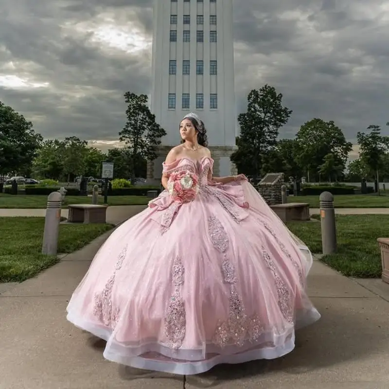 Customized Shiny Pink Off Shoulder V-neck Quinceanera Dress sequin applique Tull Lace Bow vestidos de 15 Quinceanera
Customized Shiny Pink Off Shoulder V-neck Quinceanera Dress sequin applique Tull Lace Bow vestidos de 15 Quinceanera 