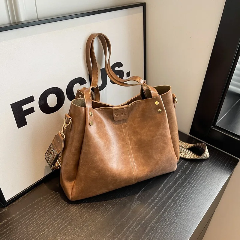 Retro Large Capacity Commuter Tote Bag Women's 2023 New Texture Leather Wide Shoulder Strap Single Shoulder Crossbody Bags
Retro Large Capacity Commuter Tote Bag Women's 2023 New Texture Leather Wide Shoulder Strap Single Shoulder Crossbody Bags