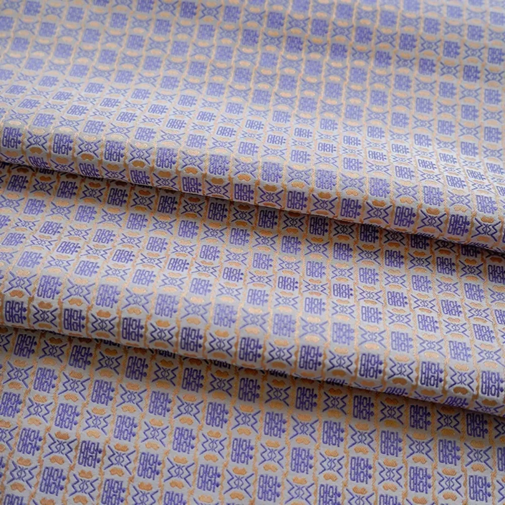 Окрашенная в пряжу жаккардовая ткань Фиолетовый Оранжевый текст Женская весенне-осенняя классическая рубашка Модная оптовая ткань для шитья по метрам 
Окрашенная в пряжу жаккардовая ткань Фиолетовый Оранжевый текст Женская весенне-осенняя классическая рубашка Модная оптовая ткань для шитья по метрам