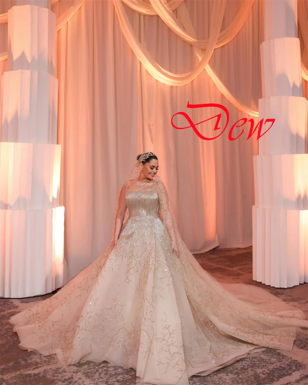 Customized High Quality White Organza Bridal Gowns Simple Strapless Cap Sleeve Wedding Dress Chapel Train Open Back Dress
Customized High Quality White Organza Bridal Gowns Simple Strapless Cap Sleeve Wedding Dress Chapel Train Open Back Dress