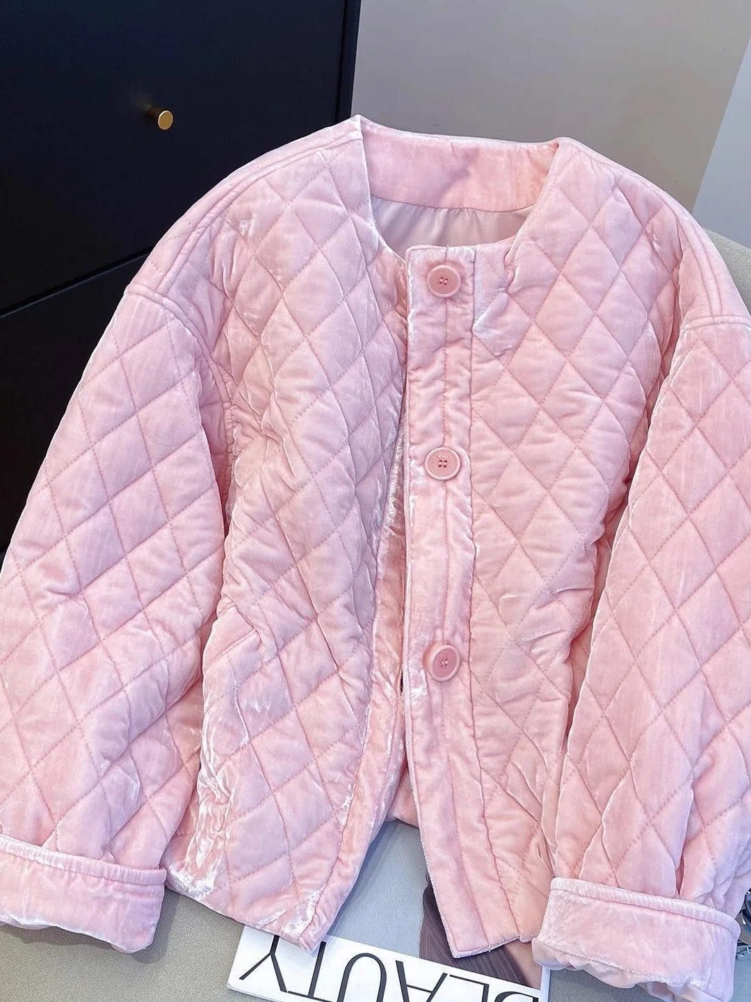 Теплая вельветовая или хлопковая куртка для женщин, свободного кроя, повседневная, модная, с геометрическим узором, корейский бренд, новый материал
Теплая вельветовая или хлопковая куртка для женщин, свободного кроя, повседневная, модная, с геометрическим узором, корейский бренд, новый материал