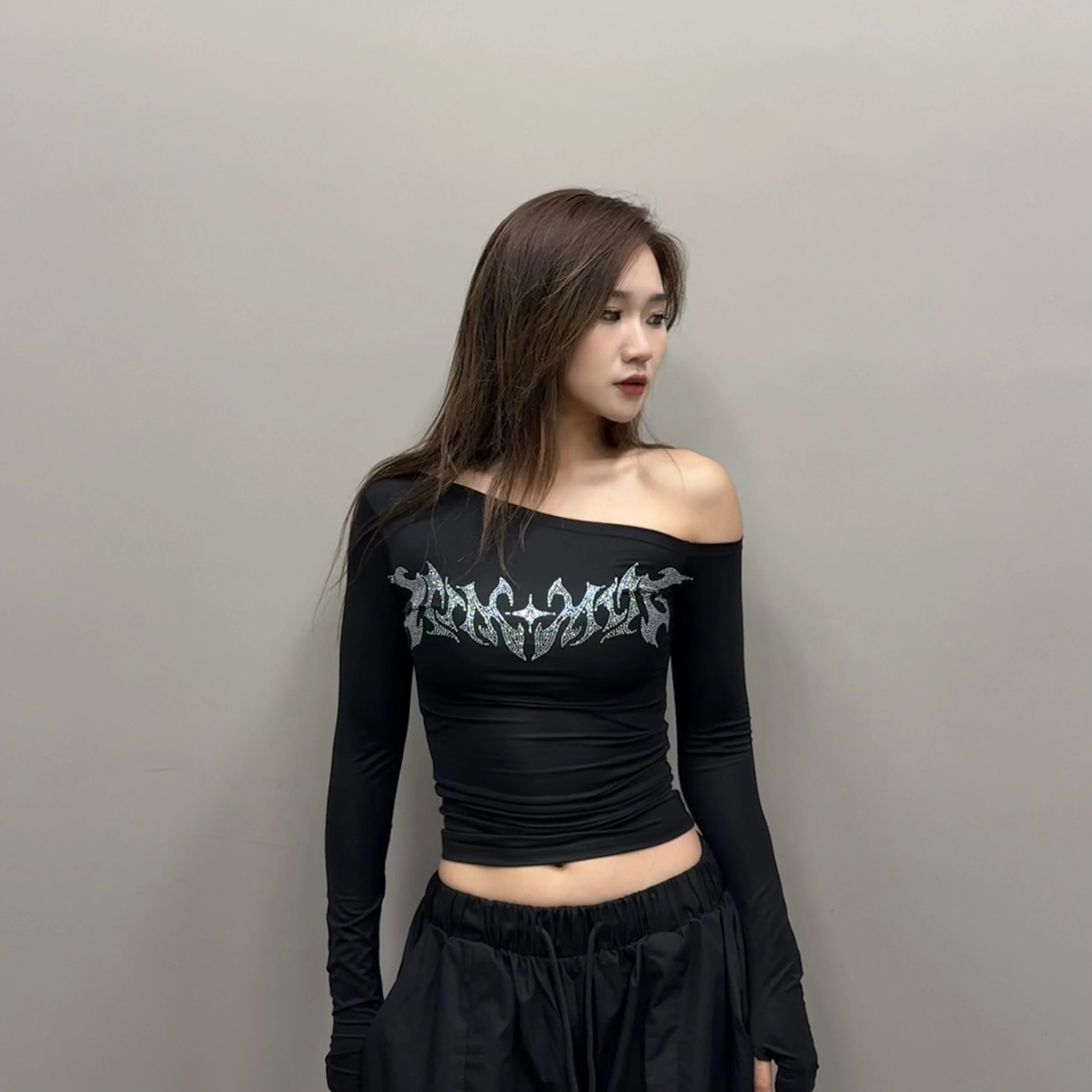 Женская футболка KIMMING с открытыми плечами, длинным рукавом, стразами, термопечатью, облегающая, средней длины, однотонная, из лайкры
Женская футболка KIMMING с открытыми плечами, длинным рукавом, стразами, термопечатью, облегающая, средней длины, однотонная, из лайкры