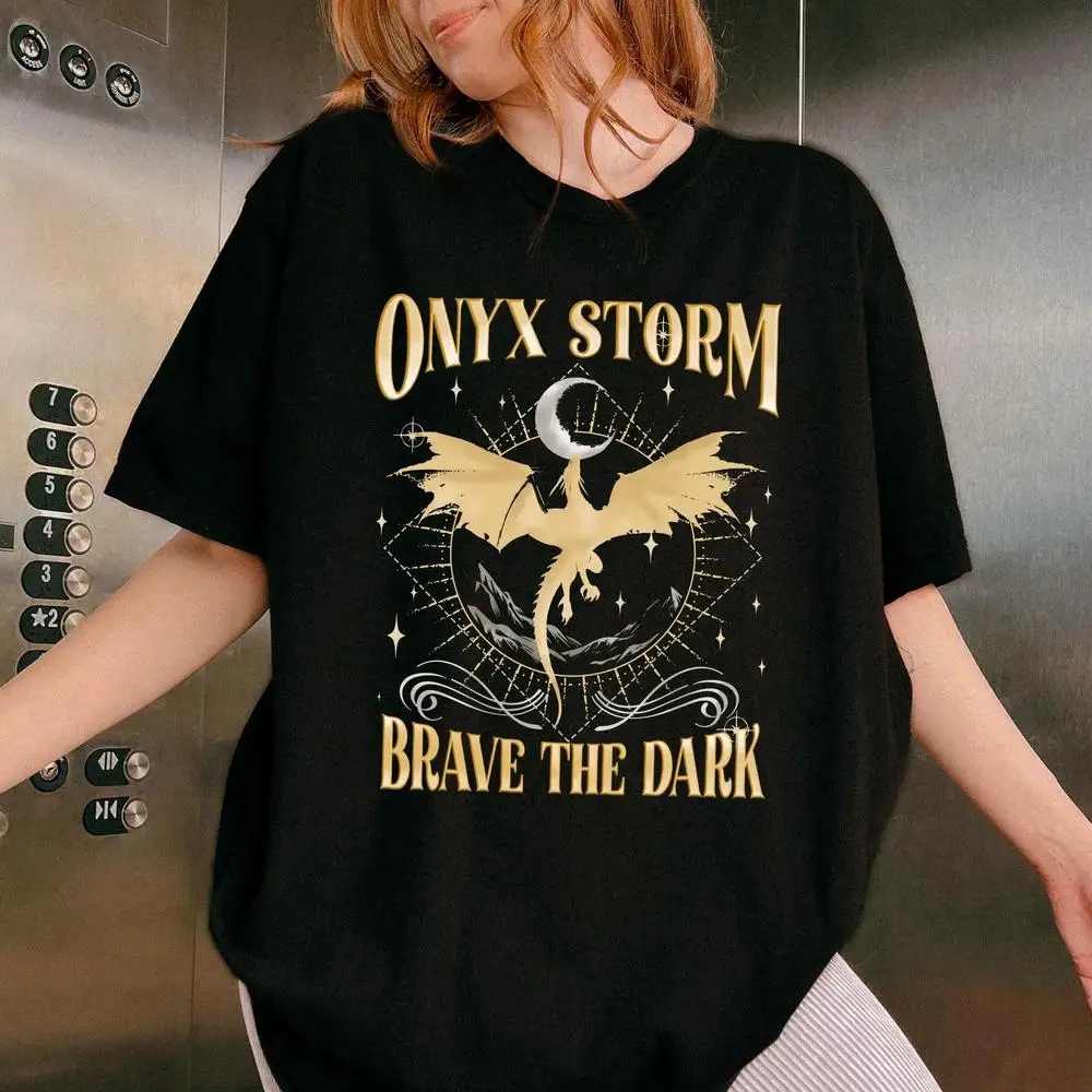 Women Cotton T Shirt Onyx Storm Printed Graphic Shirt Basgiath War College Shirt Fourth Wing Shirt Dragon Rider Crop Tops
Women Cotton T Shirt Onyx Storm Printed Graphic Shirt Basgiath War College Shirt Fourth Wing Shirt Dragon Rider Crop Tops