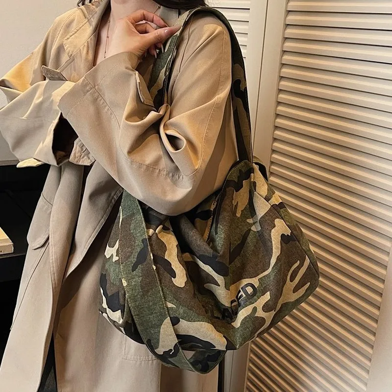 Camouflage Print Large Capacity Shoulder Bag, Casual Daily Carry Tote for Women, Suitable for Commuting, Shopping, Short Trips
Camouflage Print Large Capacity Shoulder Bag, Casual Daily Carry Tote for Women, Suitable for Commuting, Shopping, Short Trips